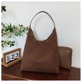 Sac hobo en daim marron chocolat avec pochette zippée assortie sur plateau en bois - café