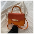 Bolso cuadrado naranja elegante con solapa de textura tejida y hebilla dorada fina - Naranja