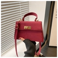 Detailansicht der weinroten quadratischen Handtasche aus Wildleder mit goldenem Schloss - Rot