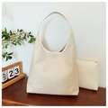 Ensemble de sac cabas beige en toile et pochette assortie sur une table avec plantes - Blanc