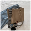 Quilted beige tote bag with houndstrap shoulder strap and fashion printed text logo - Khaki