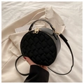 Bolso bandolera redondo negro acolchado con elegantes herrajes dorados y asa superior - Negro