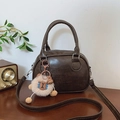 Dunkelbraune Bowlingtasche aus Öl-Wachs-Leder mit Plüsch-Schaf-Anhänger und Gurt - Kaffee mit Anhänger