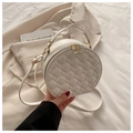 Bolso bandolera redondo blanco de cuero PU con diseño acolchado y herrajes dorados - Blanco
