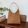 Conjunto de bolso tote de ante caramelo con neceser interior para estilo informal - Caqui