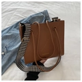 Borsa tote trapuntata marrone caramello con tracolla pied de poule e logo - Marrone
