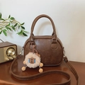 Braune Retro-Bowlingtasche mit LUCKY WHO Prägung und weißem Plüschlamm-Anhänger - Braun mit Anhänger