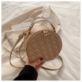 Bolso bandolera redondo beige minimalista con textura acolchada y detalles dorados - Caqui