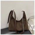 Bolso hobo de ante marrón oscuro con cadena plateada y correa de cuero estilo retro - café