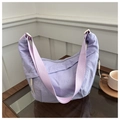 Dettaglio borsa a mezzaluna in nylon lavanda su tavolo di legno con tazzina di caffè - Viola