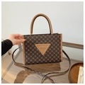 Detail van vintage monogram shopper tas met lederen patch en handvat in bruin - koffiekleur