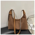 Bolso tote retro grande de ante marrón oscuro con correas ajustables de cuero y cadena - Marrón