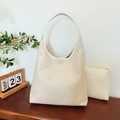 Bolso tote de lona color crema con neceser a juego sobre mesa de madera roja - Blanco Roto