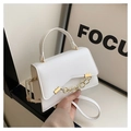 Detalle del bolso de mano blanco de cuero rígido con cadena dorada y asa superior - Blanco