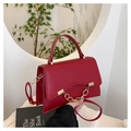 Bolso bandolera trapecio rojo oscuro con cadena dorada y acabado en piel sintética brillante - Rojo