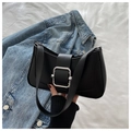Detalle del bolso hobo de cuero negro mate con una hebilla metálica plateada llamativa - Negro