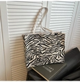 Detailansicht der Zebra-Canvas-Tasche mit klassischen schwarz-weißen Streifen-Muster - Schwarz Zebra