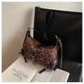 Leopard-Tragetasche mit braunem Lederbesatz und silbernen Metallschnallen-Details - Grau