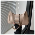 Bolso baguette beige minimalista con detalle de hebilla plateada y correa ancha - Caqui