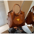 Minimalistische braune PU Leder Beuteltasche mit Riemen und Metallbeschlägen für Damen - Braun
