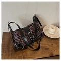 Große Shopper-Tasche mit Leopardenmuster, schwarzen Lederriemen und Silberbeschlägen im Retro-Stil - Braun