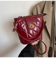Détails du sac seau matelassé rouge foncé avec son fermoir rotatif en métal doré - Sans Pendentif / Rouge