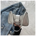 Détail du sac baguette argenté avec boucle carrée surdimensionnée et bandoulière cuir - Argent