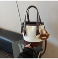 Modische Eimertasche in Creme und Braun aus Leder mit süßem Plüsch-Monster-Anhänger - Weiß (Mit Anhänger)