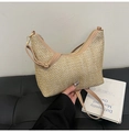 Gros plan sur la texture tissée et la bandoulière en cuir du sac croissant en paille - Kaki