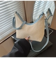 Détail du sac en paille tressée avec bordure en cuir bleu clair et fermeture éclair - Bleu