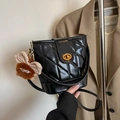 Borsa a secchiello trapuntata nera con dettagli dorati e charm mostro carino - Con Ciondolo / Nero