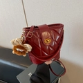 Secchiello trapuntato bordeaux con finitura lucida e ciondolo mostro di peluche carino - Con Ciondolo / Rosso