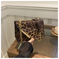 Schicke Schultertasche mit Leopardenmuster, Goldkette und Metallic-Akzent - Kaffeebraun