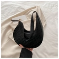 Detailopname van zwarte hobo tas met krokodillenprint en gouden metalen details - Zwart