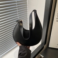Bolso hobo negro minimalista en forma de media luna con correa ajustable de cuero mate - Negro