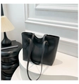 Vista detallada del bolso tote de cuero PU negro con logotipo grabado en un expositor - Negro