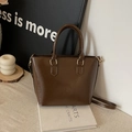 Dunkelbraune glänzende Eimer-Tasche aus PU-Leder mit Tragegriffen und Schultergurt - Kaffeebraun