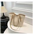 Detalle del bolso tote de cuero PU beige con asas marrones y letras grabadas suaves - Blanco Roto