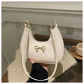Bolso hobo creciente blanco roto con detalle de lazo dorado y correa de hombro fina - Blanco