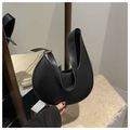 Bolso de hombro media luna negro minimalista con acabado en cuero y hebilla dorada - Negro