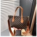 Detail van vintage monogram shopper met brede nylon riem en leren handvaten - Bruin