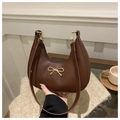 Bolso hobo marrón oscuro con lazo dorado y acabado mate, estilo vintage francés - café