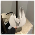 Bolso hobo minimalista color marfil con bordes negros en contraste y correa ancha - Blanco