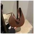 Bolso medialuna marrón oscuro minimalista en cuero liso con detalle de hebilla dorada - café