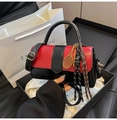 Moderne Umhängetasche aus PU-Leder in Rot und Schwarz mit goldenem Schlägeranhänger - Schwarz & Rot (Mit Anhänger)