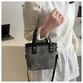 Sac seau gris bicolore porté en bandoulière avec une tenue de bureau chic - Noir sans Pendentif