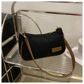 Sac bandoulière noir minimaliste avec bandoulière en cuir marron et détails dorés - Noir