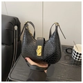 Détail du sac croissant noir avec texture crocodile et boucle dorée élégante - Noir