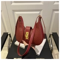 Détail du sac hobo rouge montrant le tissage en losange et le fermoir doré - Rouge