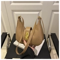 Sac hobo croissant kaki avec texture tissée et fermoir rotatif doré en métal rond - Kaki